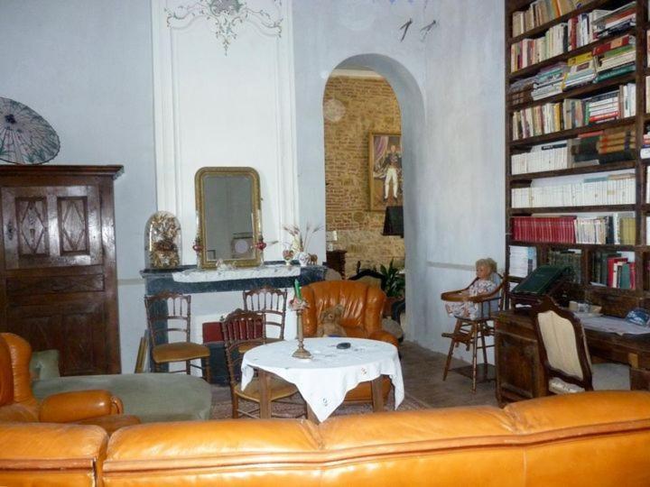 Chateau De Vallegue Luaran gambar